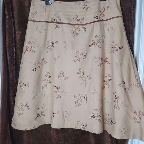 Dressbarn skirt - beige with brown piping,  zippered side - Picture 3 of 8